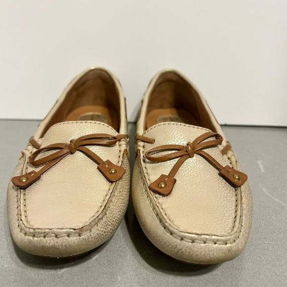 CLARKS ARTISAN Women’s Sz 6.5 Gold Metallic Leather Driving Loafers - Picture 2 of 10